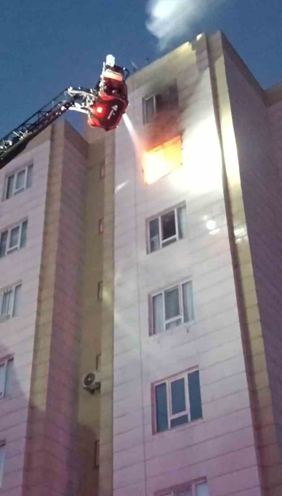 Şanlıurfa’da 9 katlı binada korkutan yangın