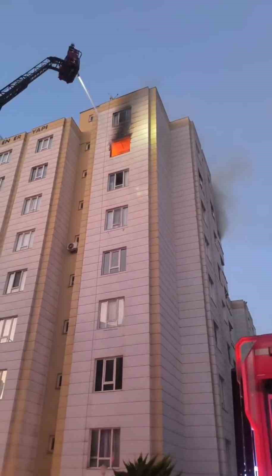 Şanlıurfa’da 9 katlı binada korkutan yangın