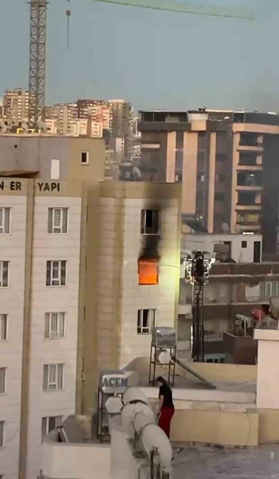 Şanlıurfa’da 9 katlı binada korkutan yangın