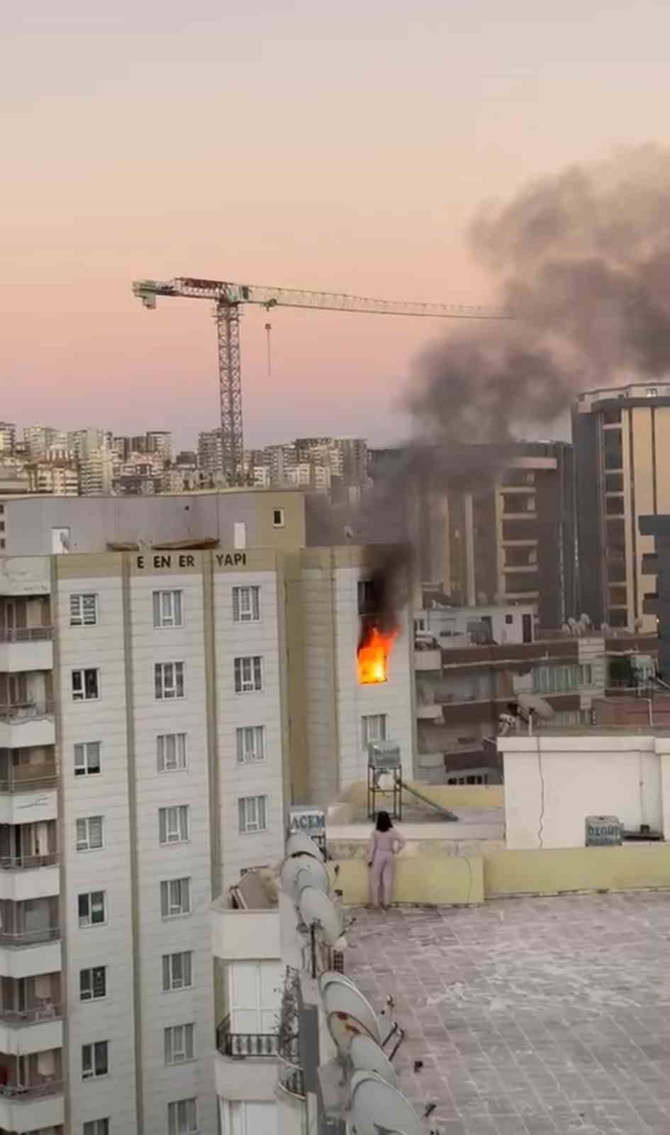 Şanlıurfa’da 9 katlı binada korkutan yangın