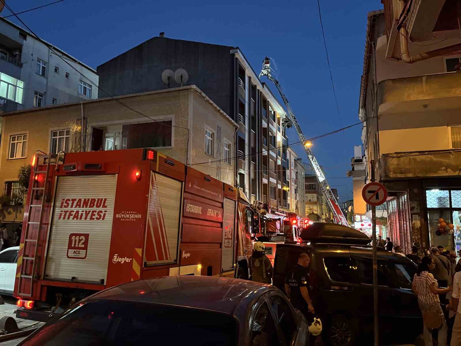 Esenler’de 4 katlı binada çıkan yangın çatıya sirayet etti