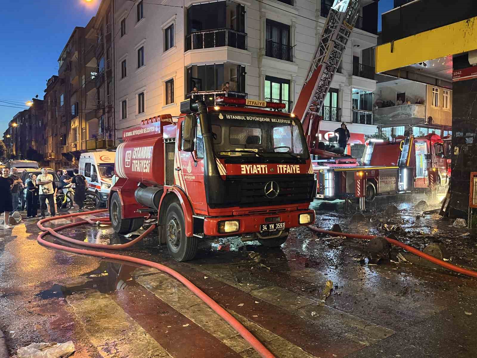 Esenler’de 4 katlı binada çıkan yangın çatıya sirayet etti