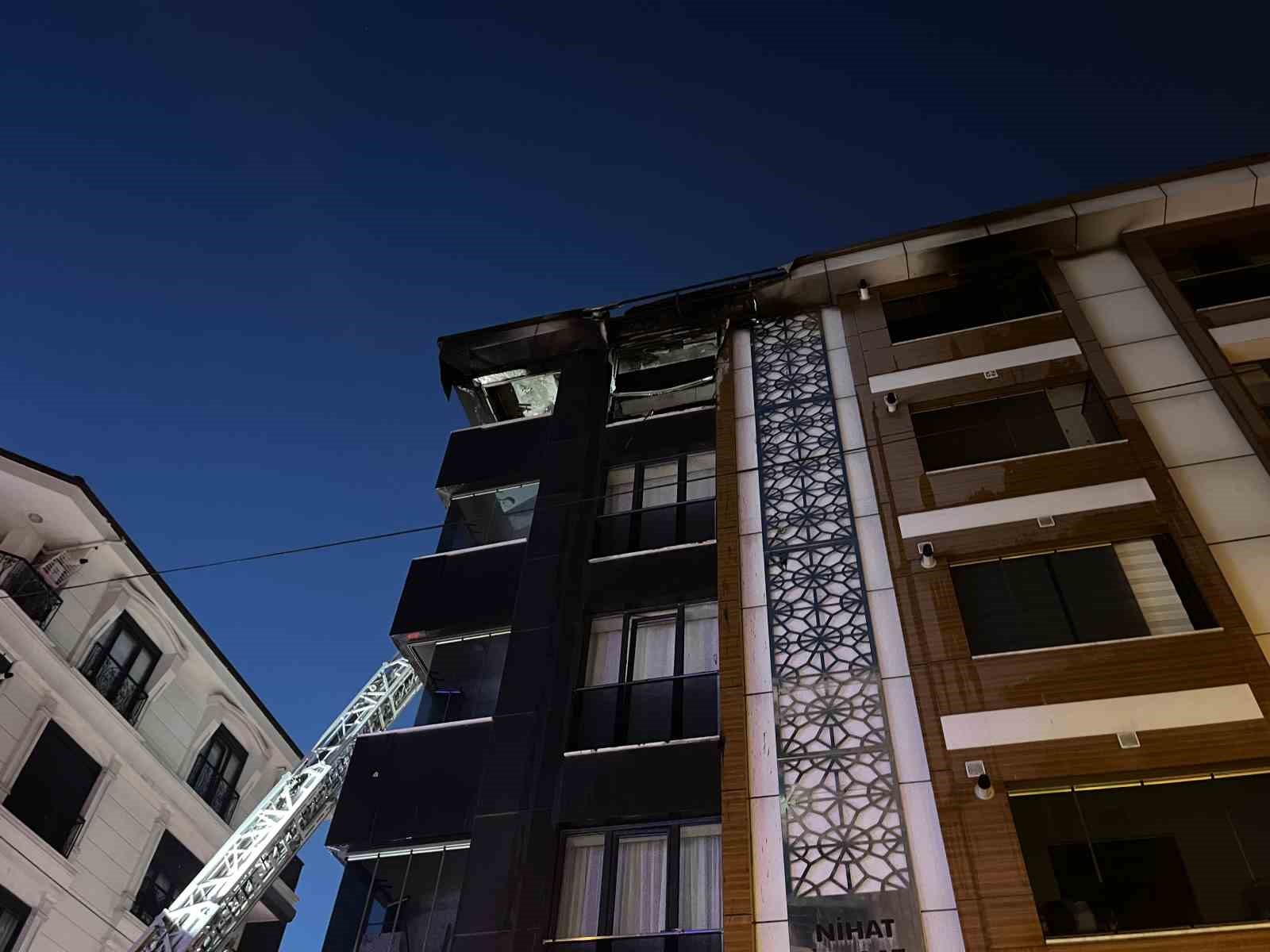 Esenler’de 4 katlı binada çıkan yangın çatıya sirayet etti