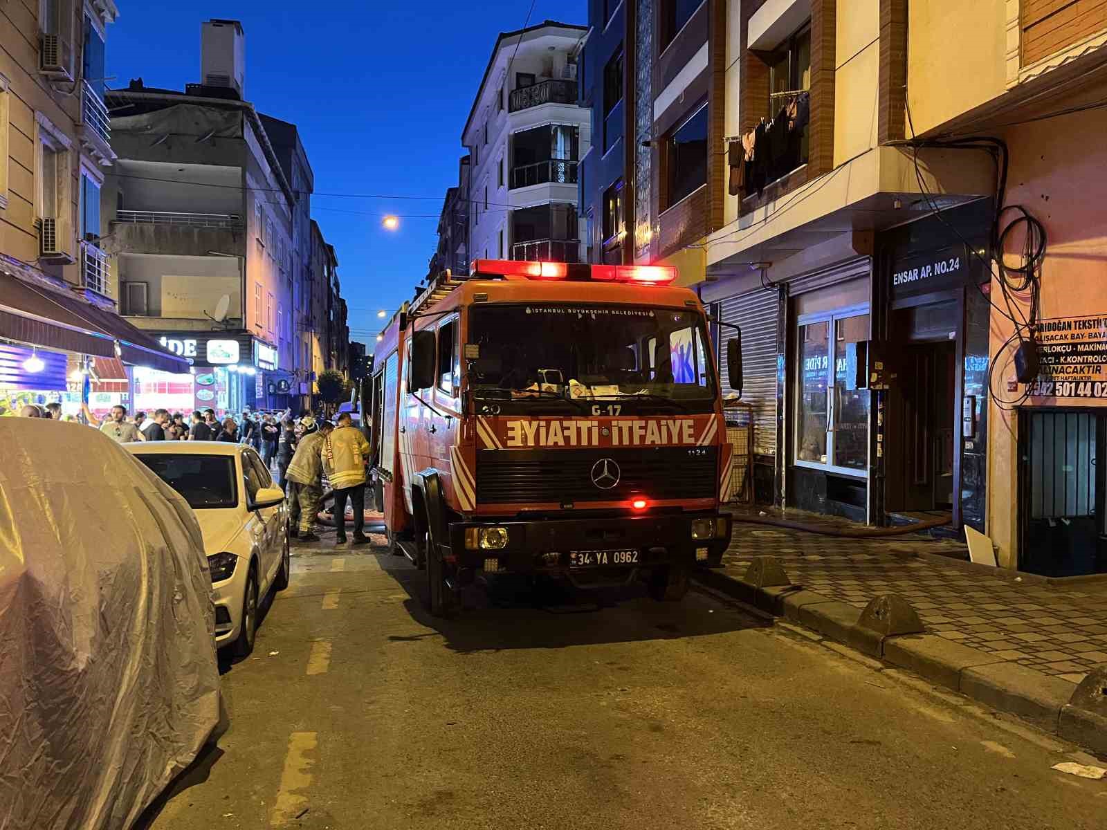 Esenler’de 4 katlı binada çıkan yangın çatıya sirayet etti
