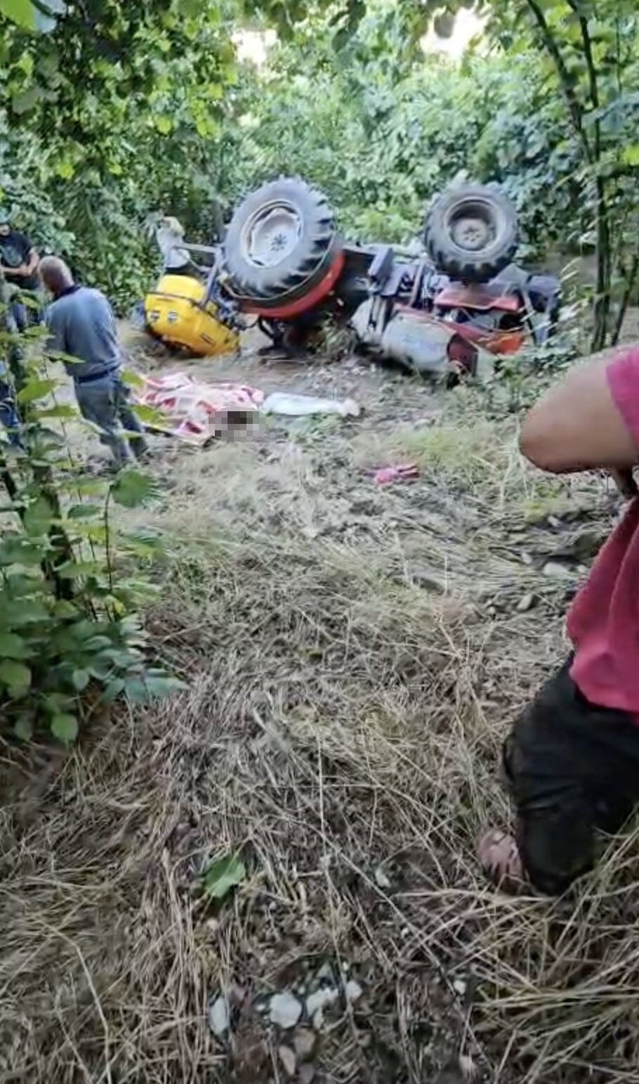 Traktöre bağlı ilaçlama motorunun altında kalan kadın hayatını kaybetti