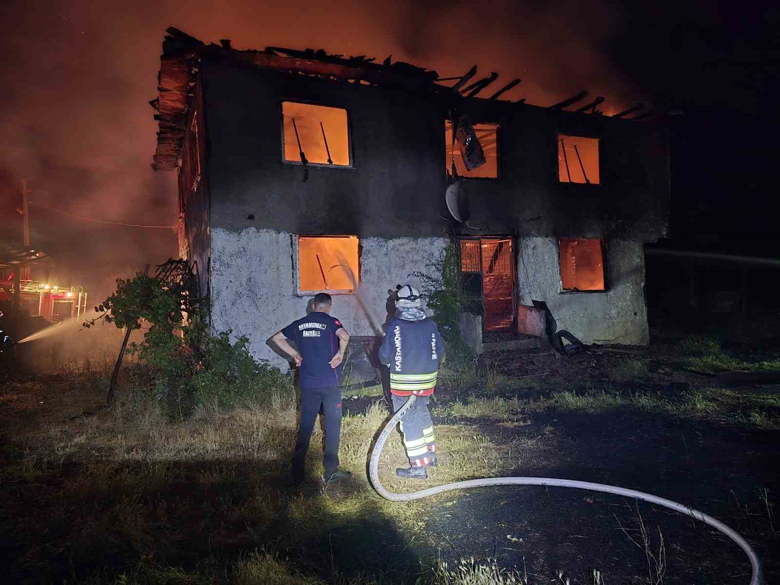 Elektrik kontağından çıkan yangında 2 katlı ev küle döndü