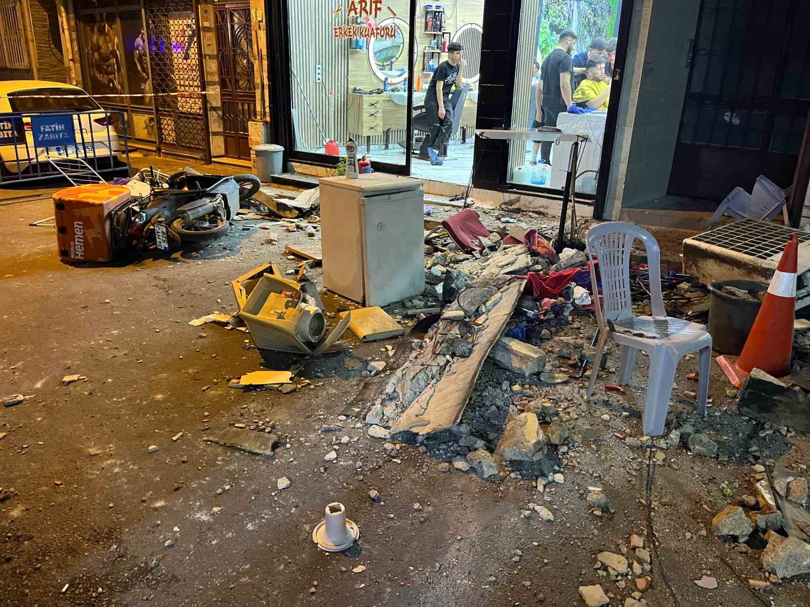 Fatih’te 4 katlı binanın çatısından düşen parçalardan 2 kişi son anda kurtuldu... O anlar kamerada