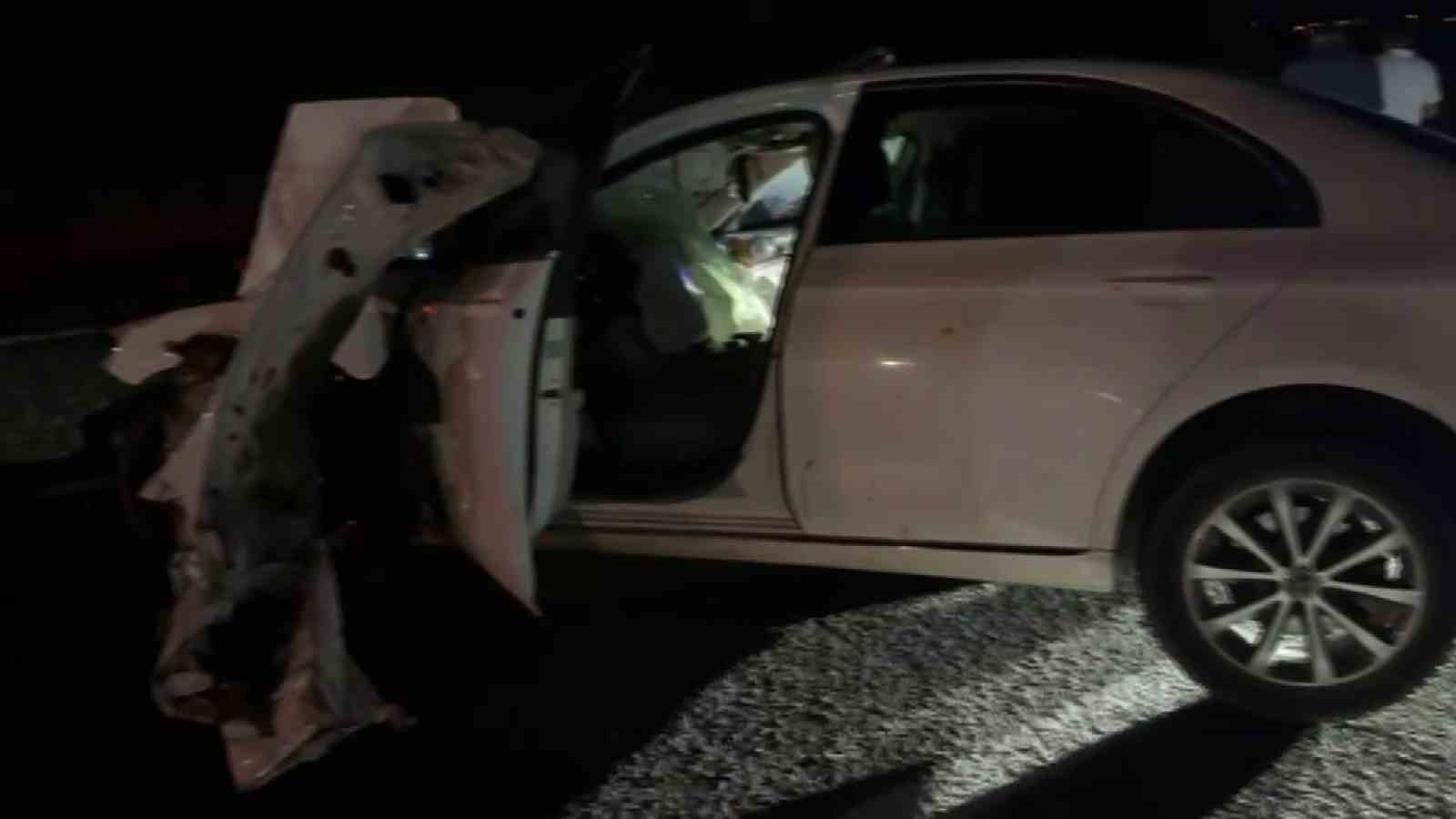 Sivas’ta traktöre çarpan Mercedes hurda yığınına döndü: 4 yaralı