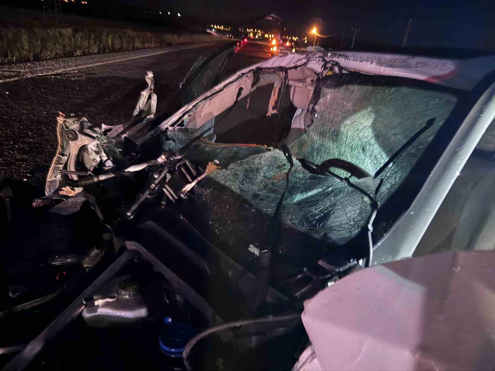 Sivas’ta traktöre çarpan Mercedes hurda yığınına döndü: 4 yaralı