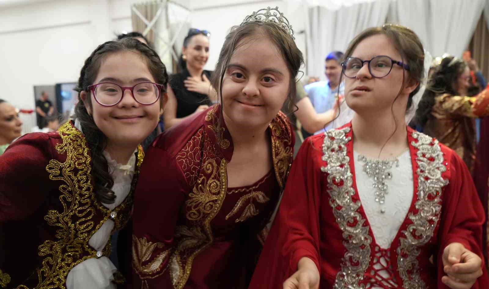 Down sendromlu genç kızların kına hayali gerçek oldu