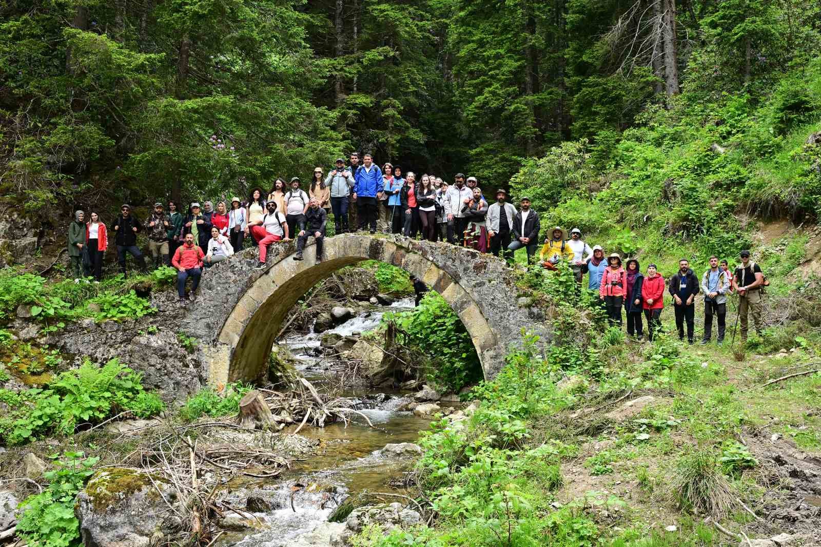 Doğaseverler Akın Etti: Tarihi taş patikalarda Santa yürüyüşü