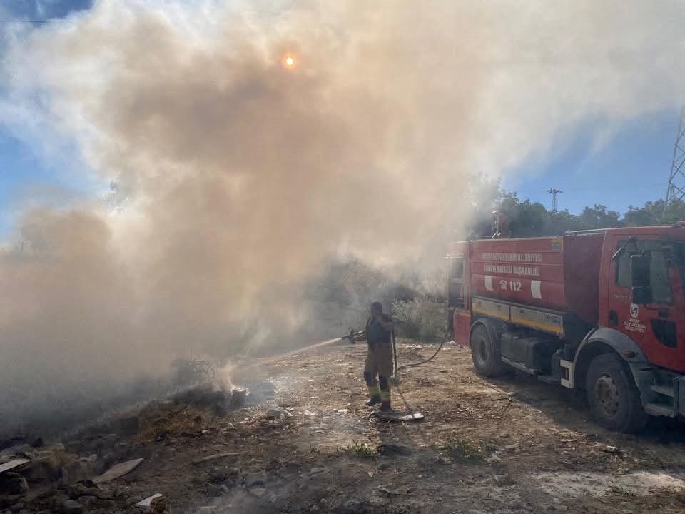 Altınözü’de çöplük yangını