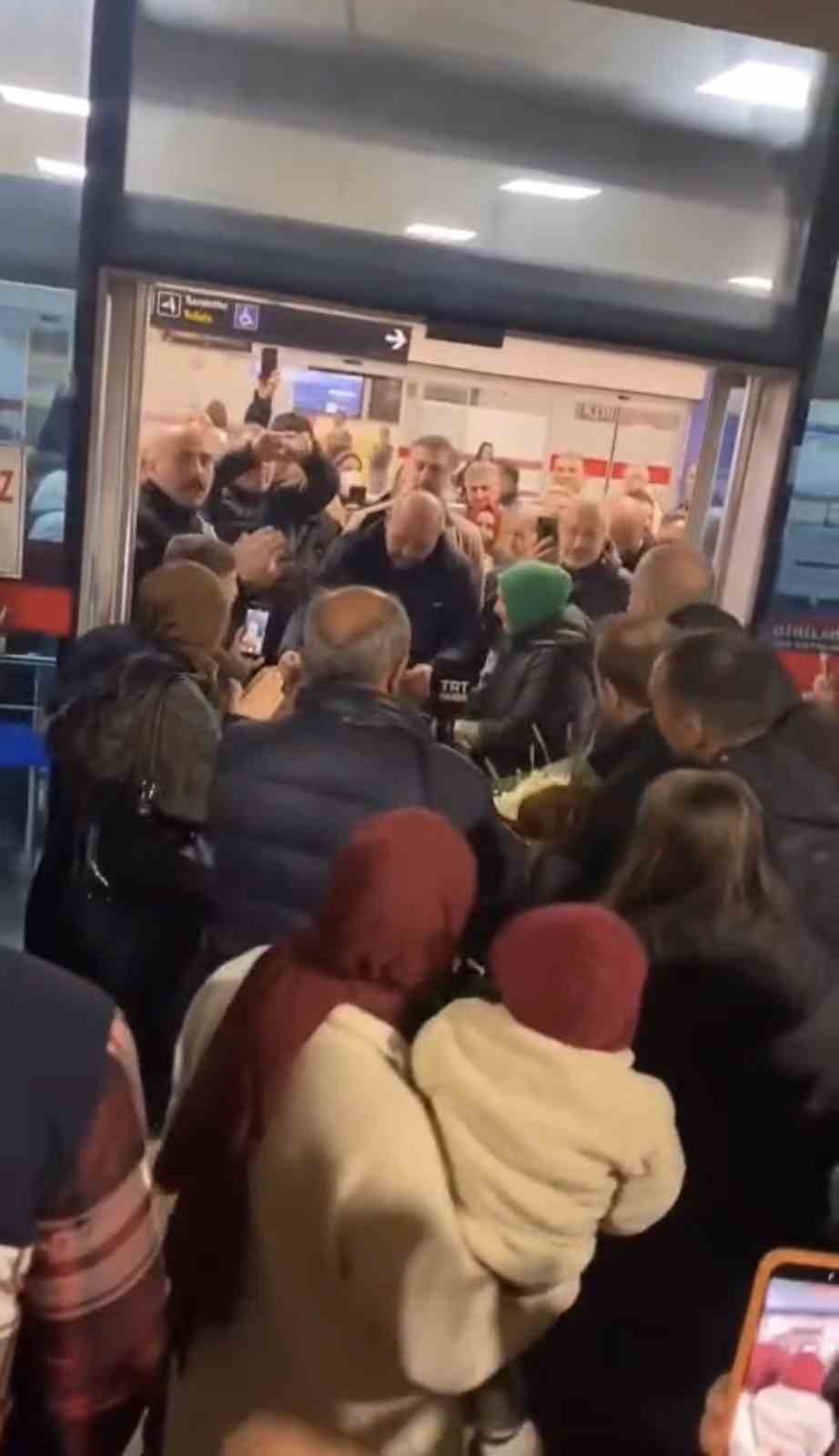 Başhekim yüzde 1 umutla hayata tutundu: Çantasındaki yapay kalple mesaisine başladı