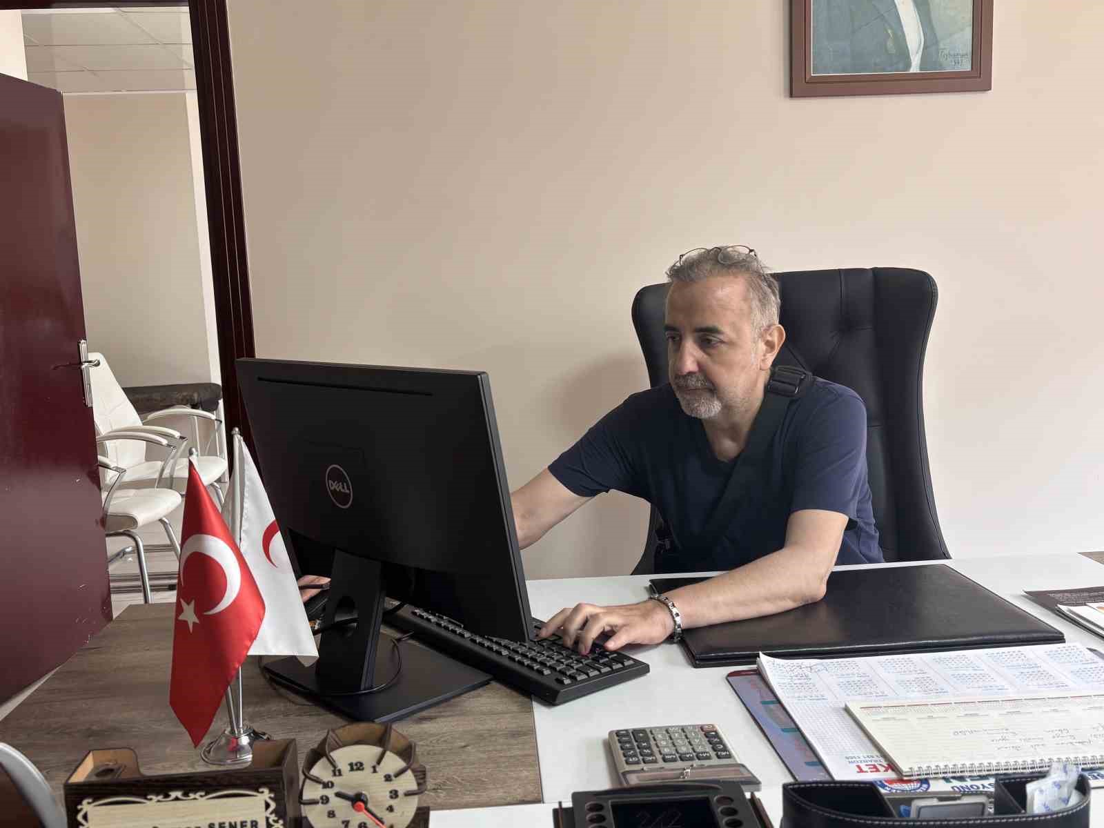 Başhekim yüzde 1 umutla hayata tutundu: Çantasındaki yapay kalple mesaisine başladı