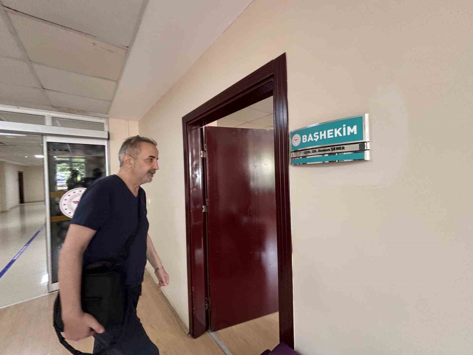 Başhekim yüzde 1 umutla hayata tutundu: Çantasındaki yapay kalple mesaisine başladı