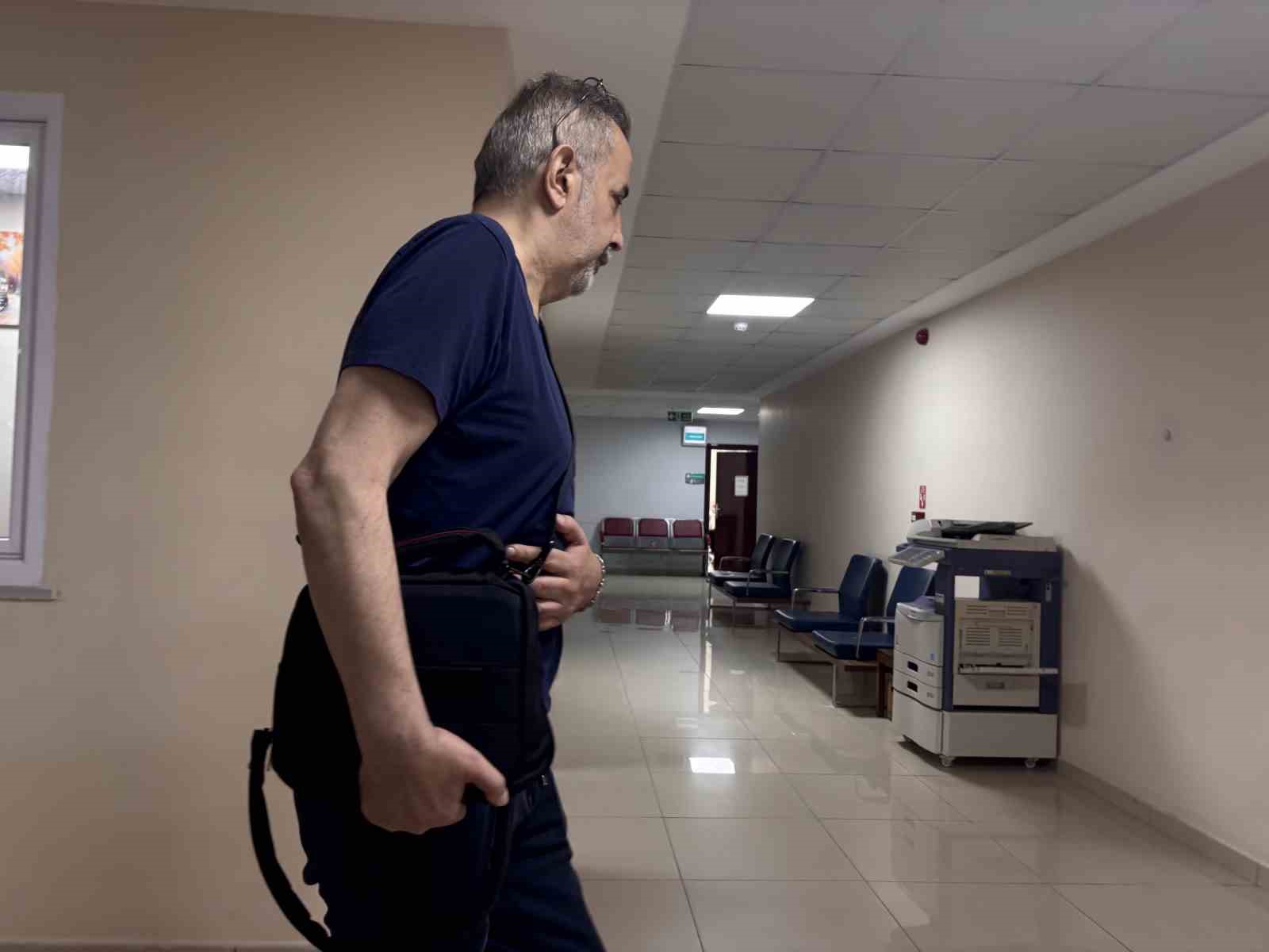 Başhekim yüzde 1 umutla hayata tutundu: Çantasındaki yapay kalple mesaisine başladı