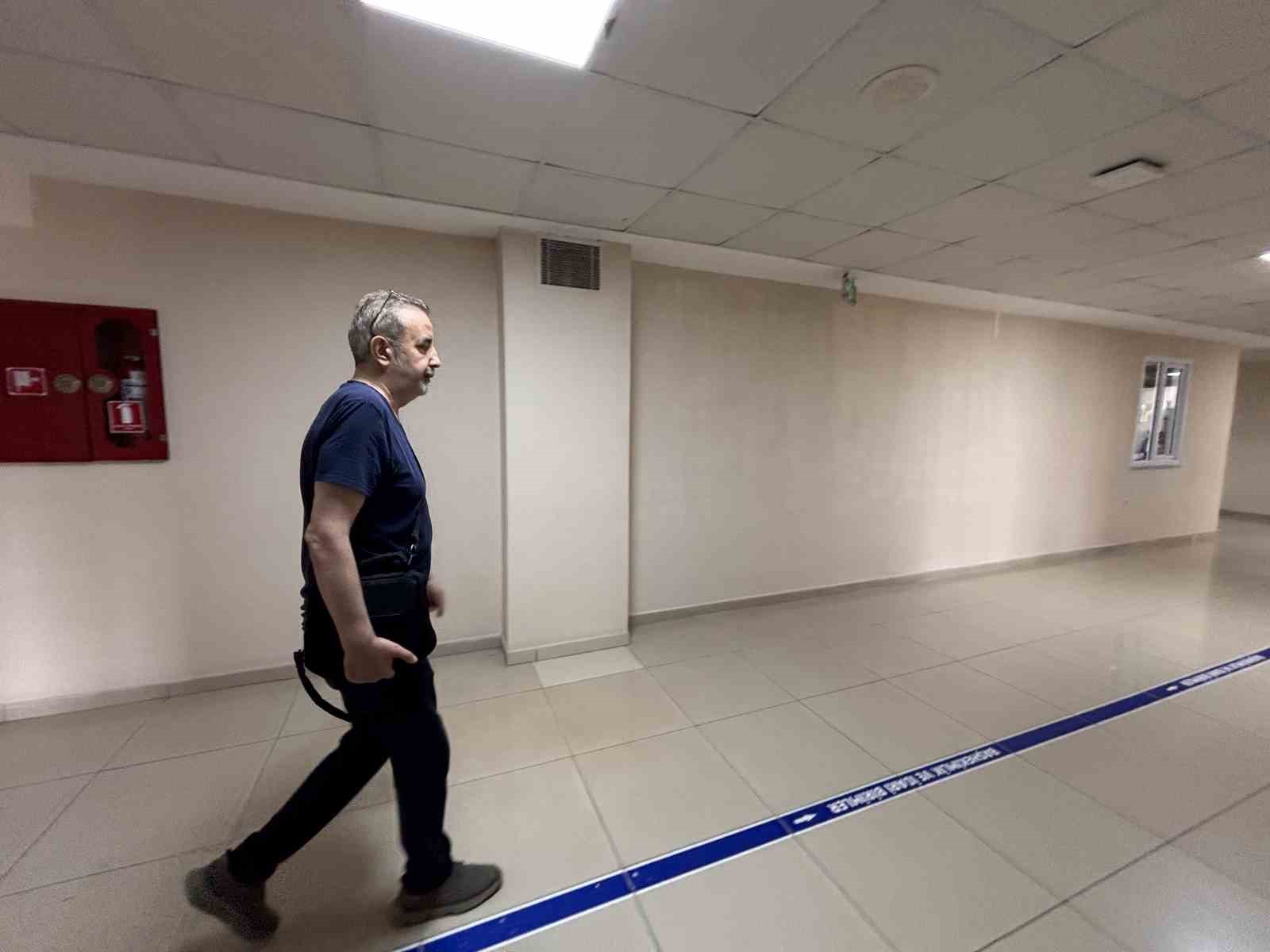Başhekim yüzde 1 umutla hayata tutundu: Çantasındaki yapay kalple mesaisine başladı