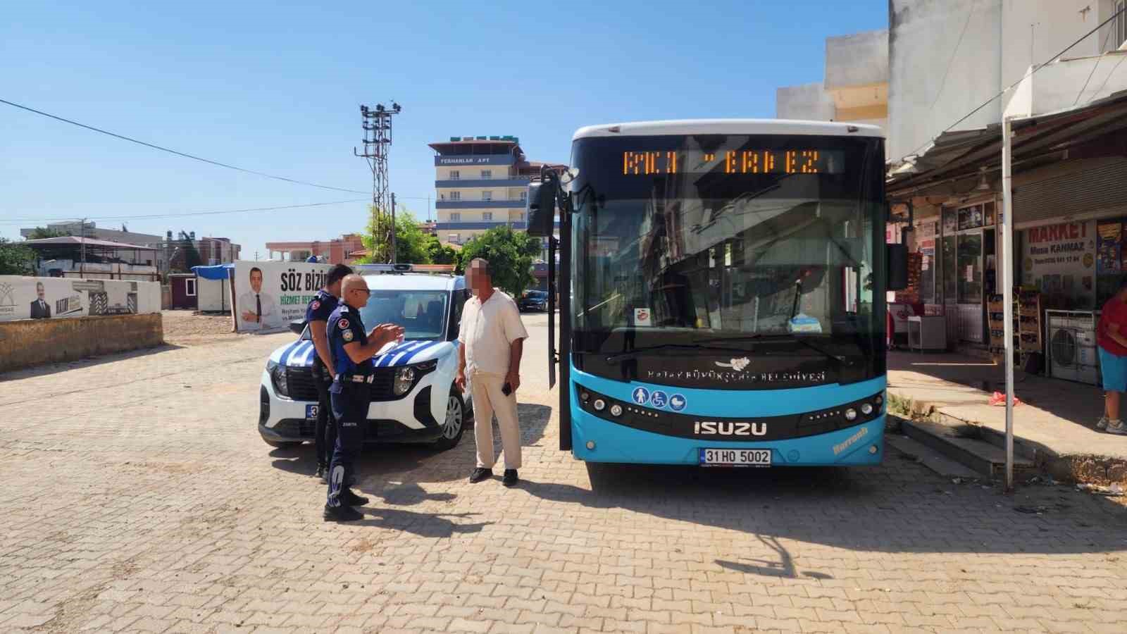 Tekerlekli sandalyesiyle otobüse binemeyen vatandaş, engelliler derneğine bağışta bulunması şartıyla şoförle barıştı