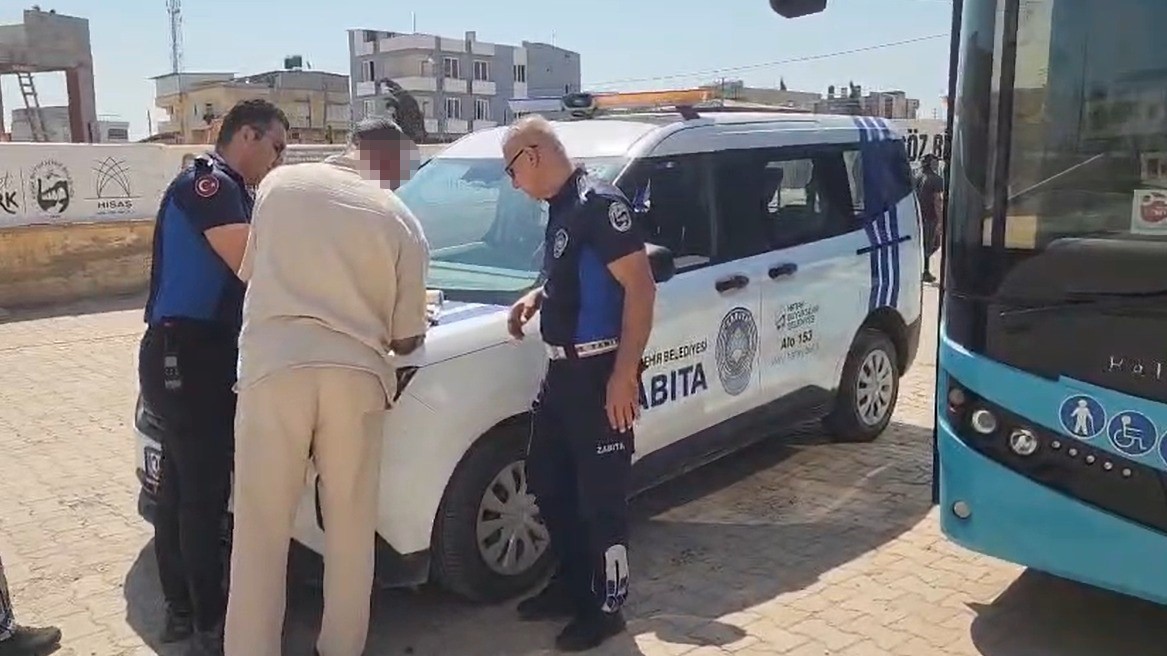 Tekerlekli sandalyesiyle otobüse binemeyen vatandaş, engelliler derneğine bağışta bulunması şartıyla şoförle barıştı