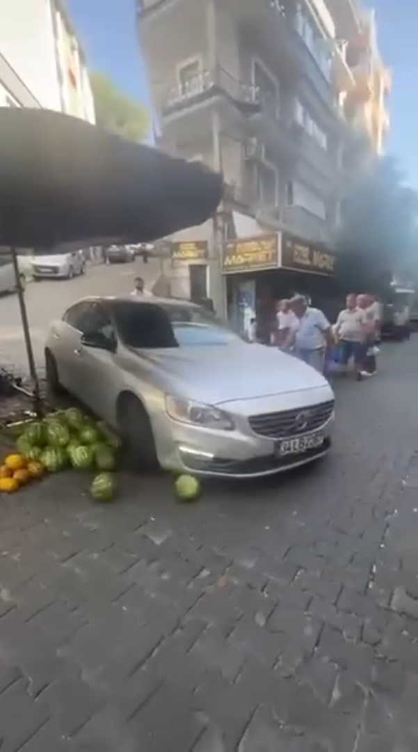 Lüks aracıyla girdiği pazar tezgahını darmadağın etti