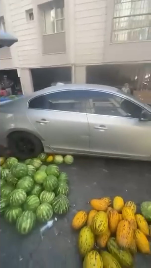 Lüks aracıyla girdiği pazar tezgahını darmadağın etti