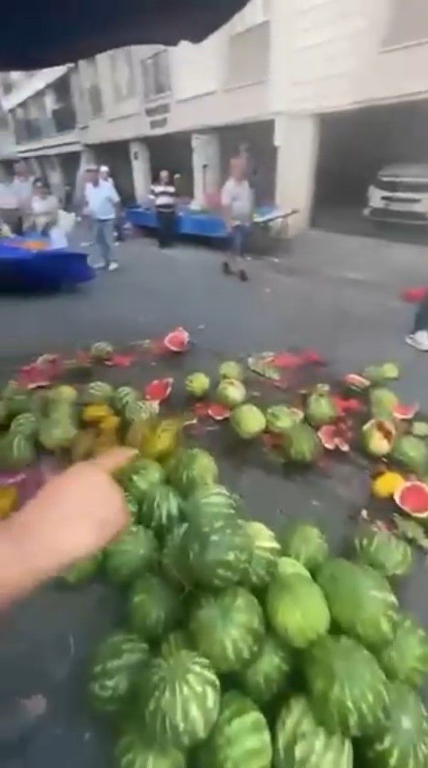 Lüks aracıyla girdiği pazar tezgahını darmadağın etti