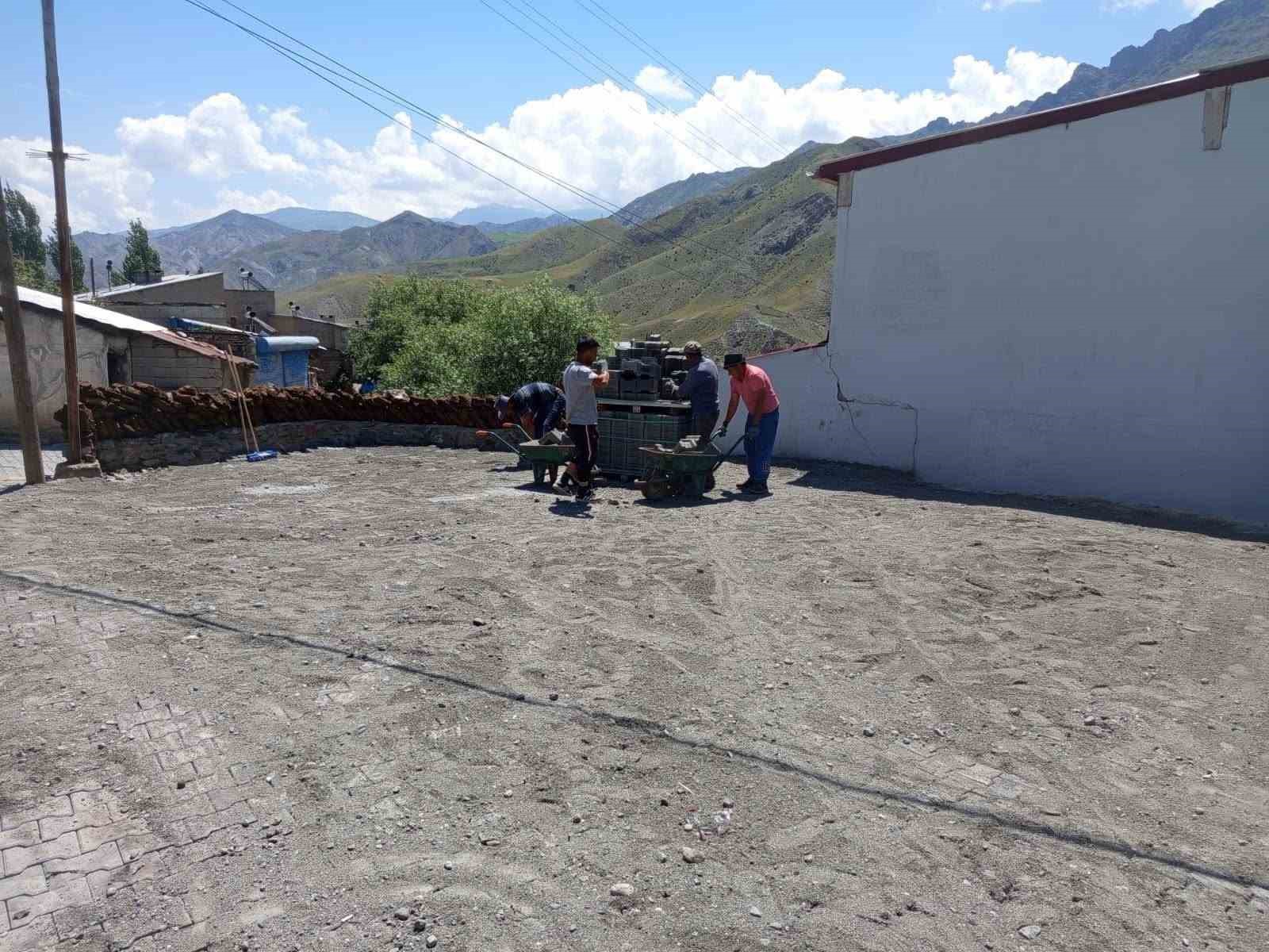 Kars’ta2 köy modern yollara kavuşuyor: Kilit parke çalışmaları başladı