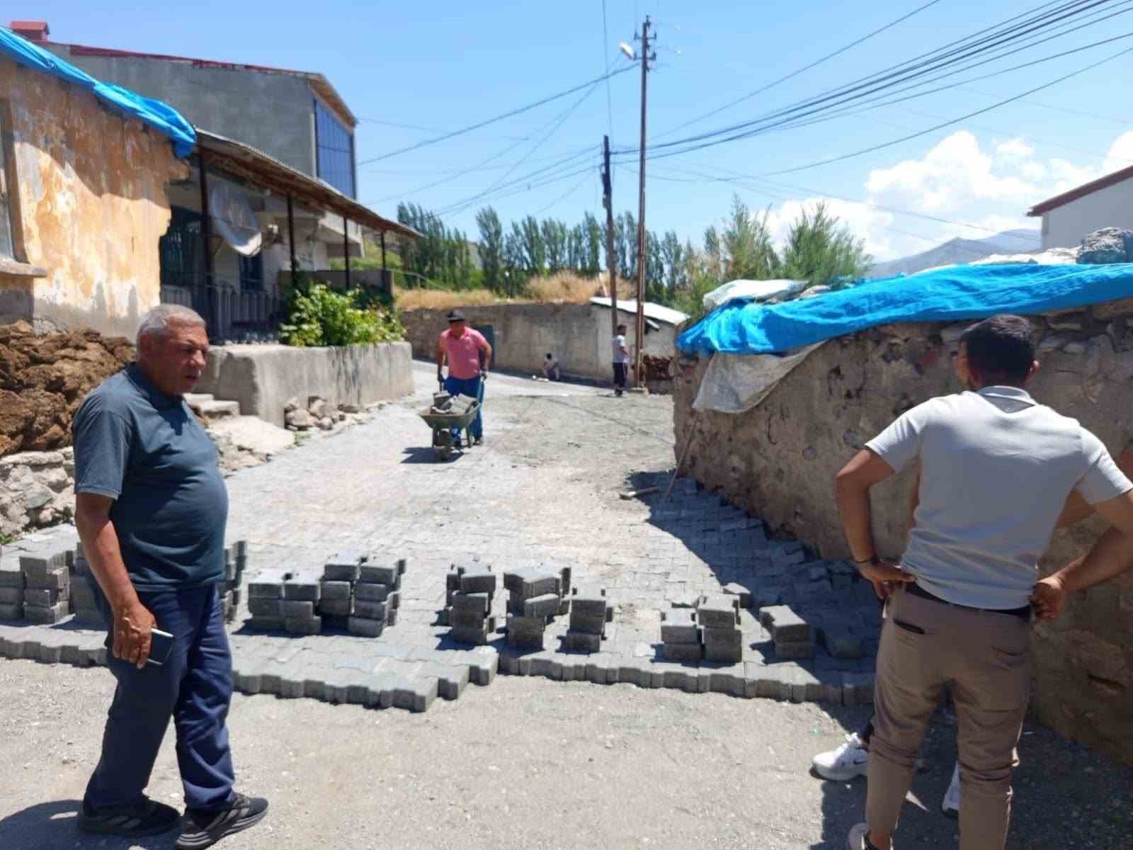 Kars’ta2 köy modern yollara kavuşuyor: Kilit parke çalışmaları başladı