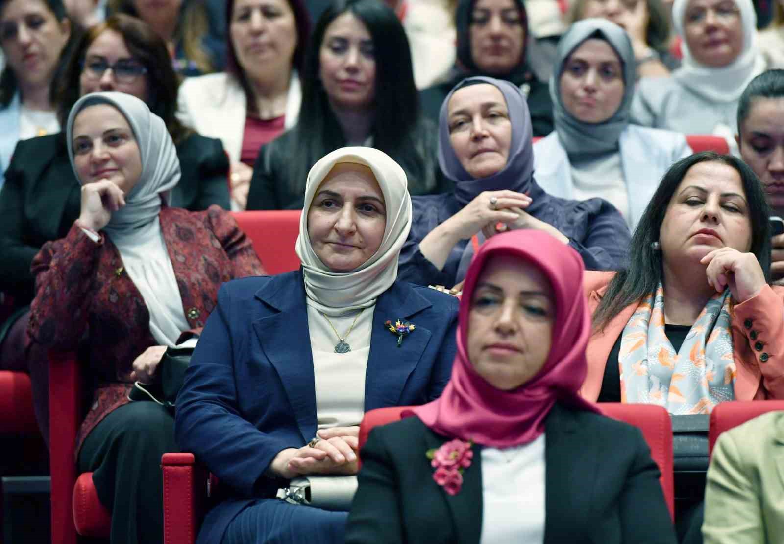 Kahramanmaraş’a koruyucu aile hizmetlerinde "Kalabalık Aile Özel Ödülü"