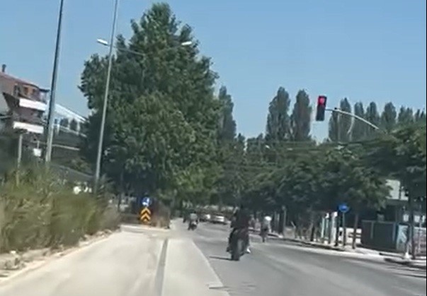 Kasksız ve plakasız şekilde önce tek teker üzerinde ilerledi, sonra kırımızı ışıkta geçti