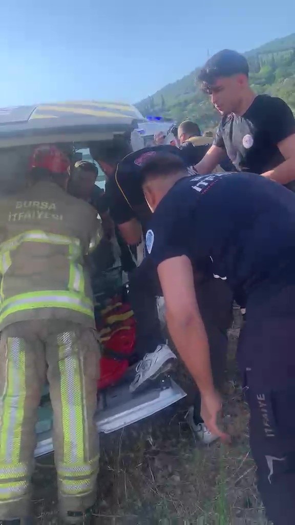 Gemlik’te işçi servisi ile otomobil çarpıştı: 15 yaralı