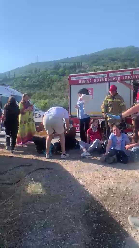 Gemlik’te işçi servisi ile otomobil çarpıştı: 15 yaralı