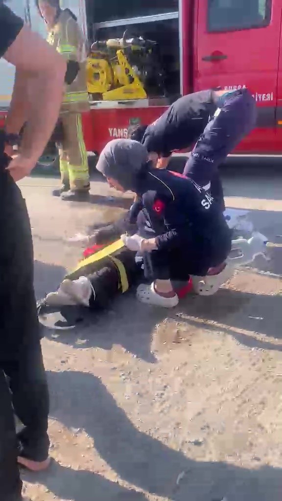 Gemlik’te işçi servisi ile otomobil çarpıştı: 15 yaralı