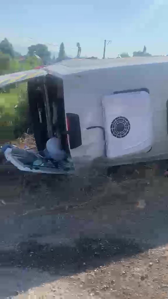 Gemlik’te işçi servisi ile otomobil çarpıştı: 15 yaralı