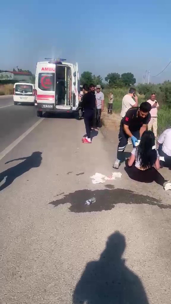 Gemlik’te işçi servisi ile otomobil çarpıştı: 15 yaralı