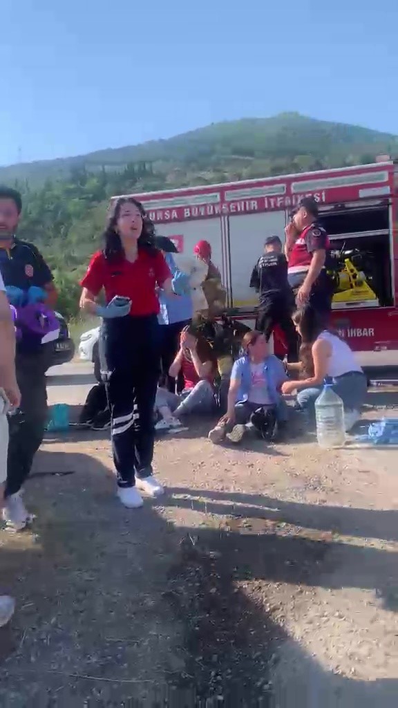 Gemlik’te işçi servisi ile otomobil çarpıştı: 15 yaralı