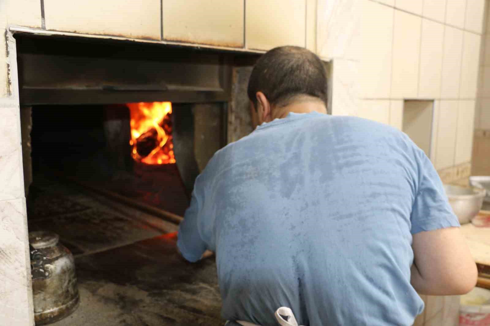 Diyarbakır’da 60 derece sıcakta ’ekmek’ mesaisi