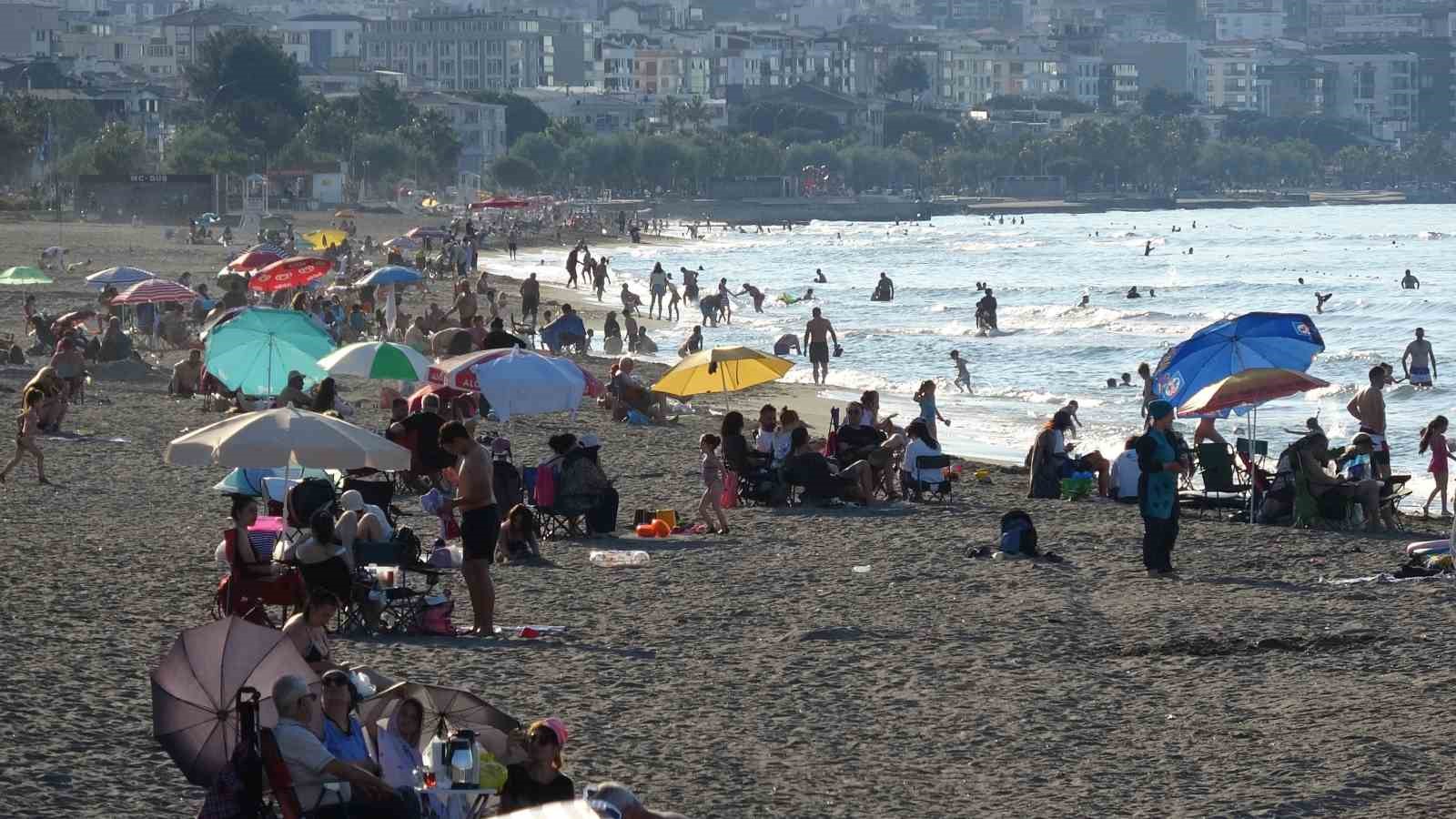Samsun’da hava sıcaklığı arttı, vatandaşlar denize akın etti