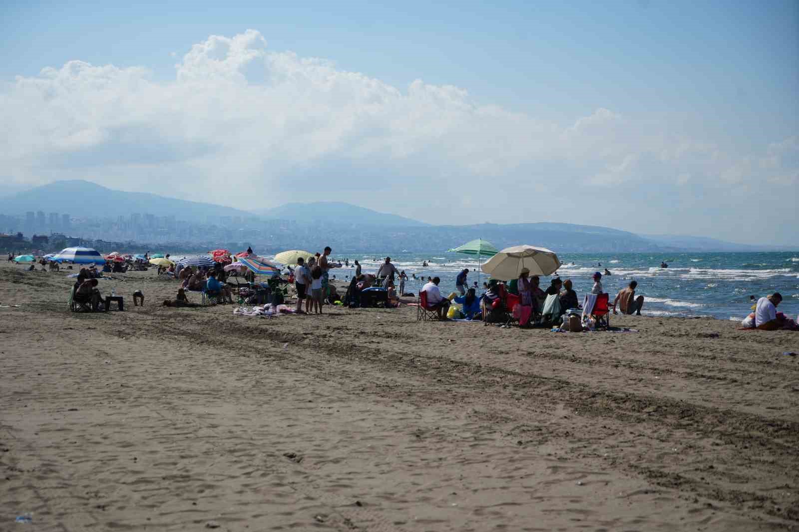 Samsun’da hava sıcaklığı arttı, vatandaşlar denize akın etti