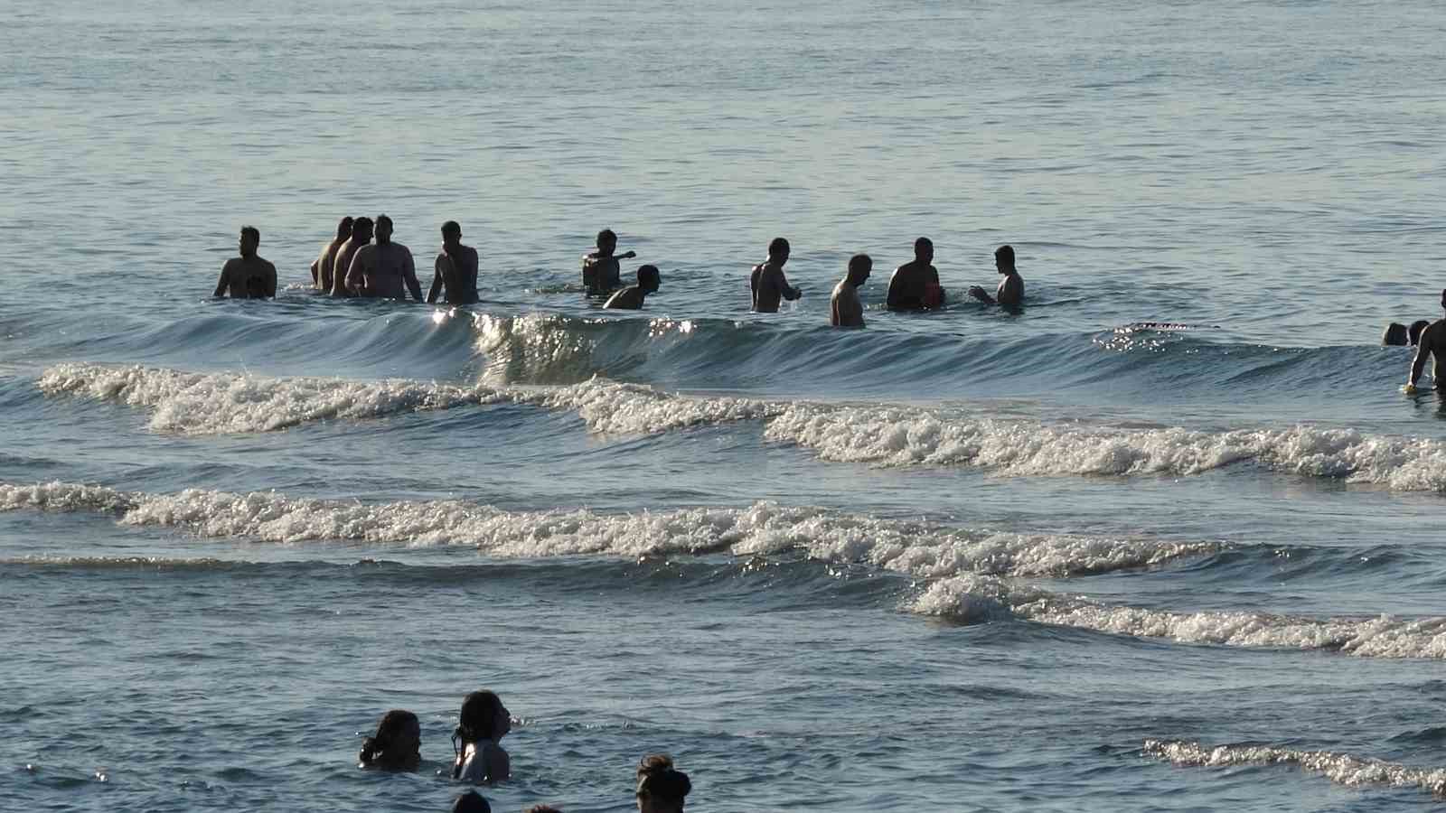 Samsun’da hava sıcaklığı arttı, vatandaşlar denize akın etti
