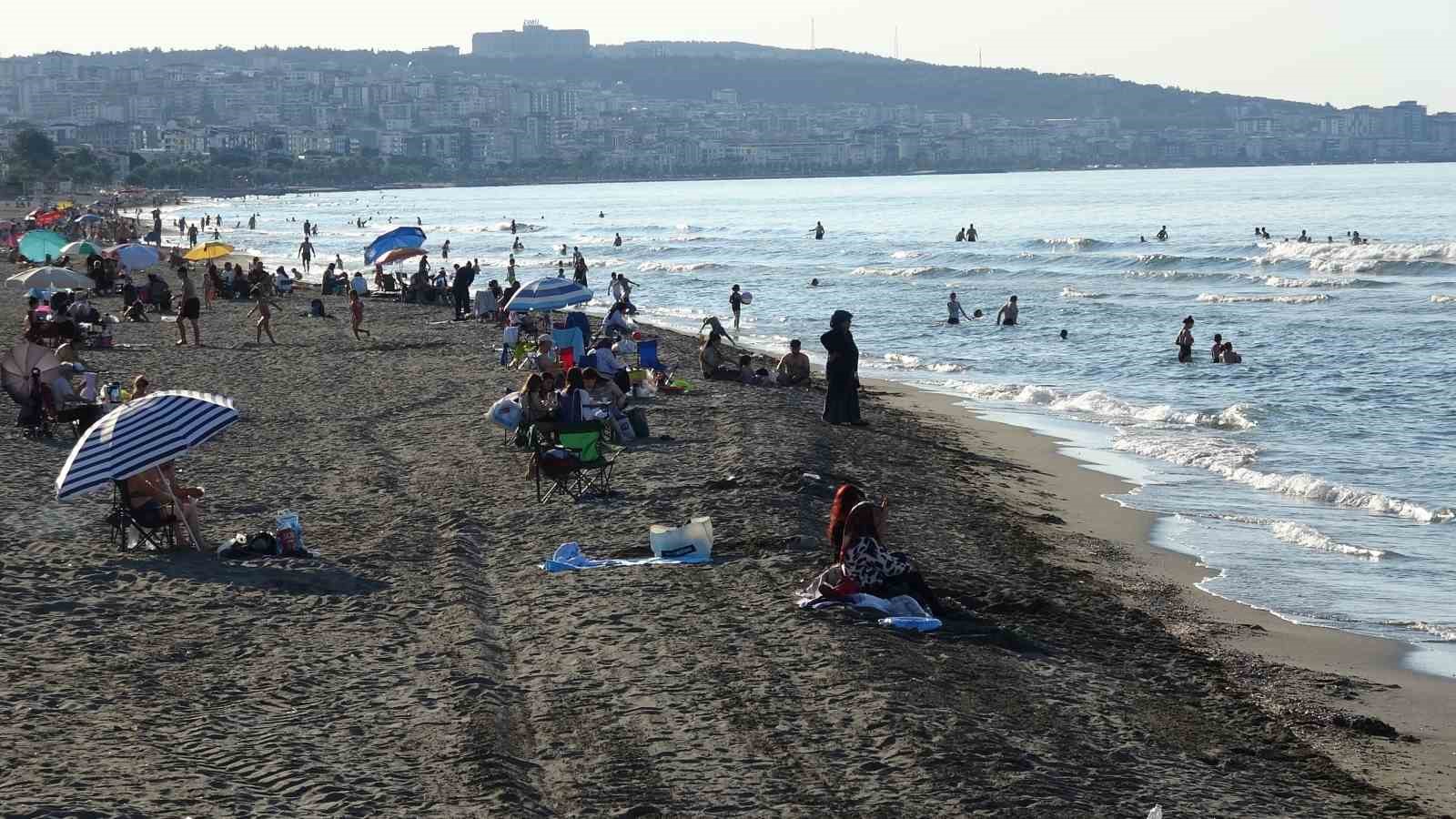Samsun’da hava sıcaklığı arttı, vatandaşlar denize akın etti