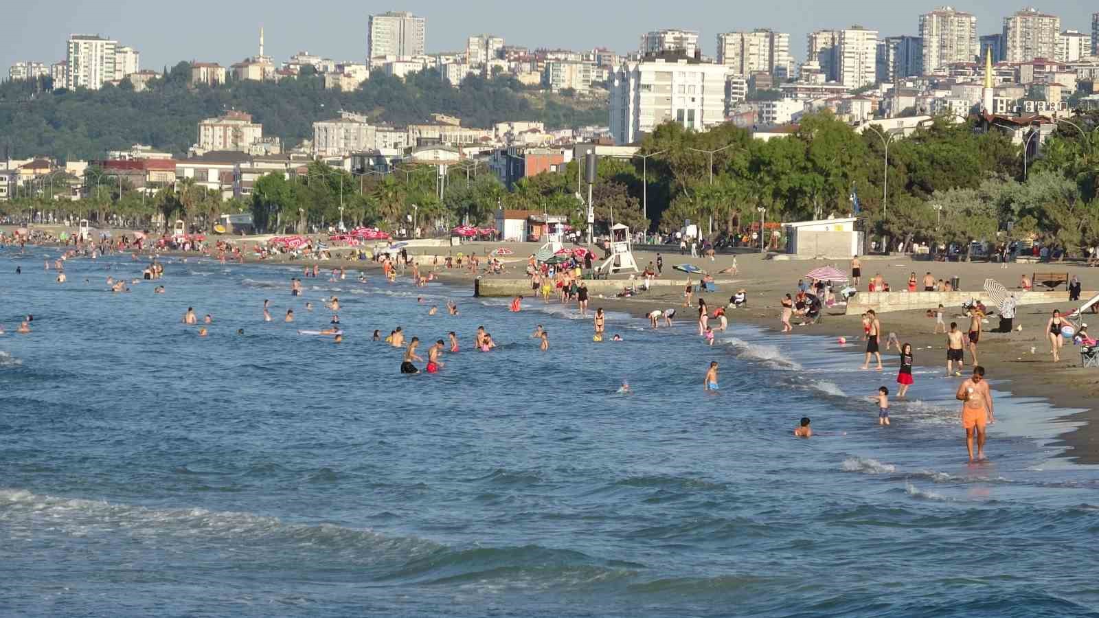 Samsun’da hava sıcaklığı arttı, vatandaşlar denize akın etti