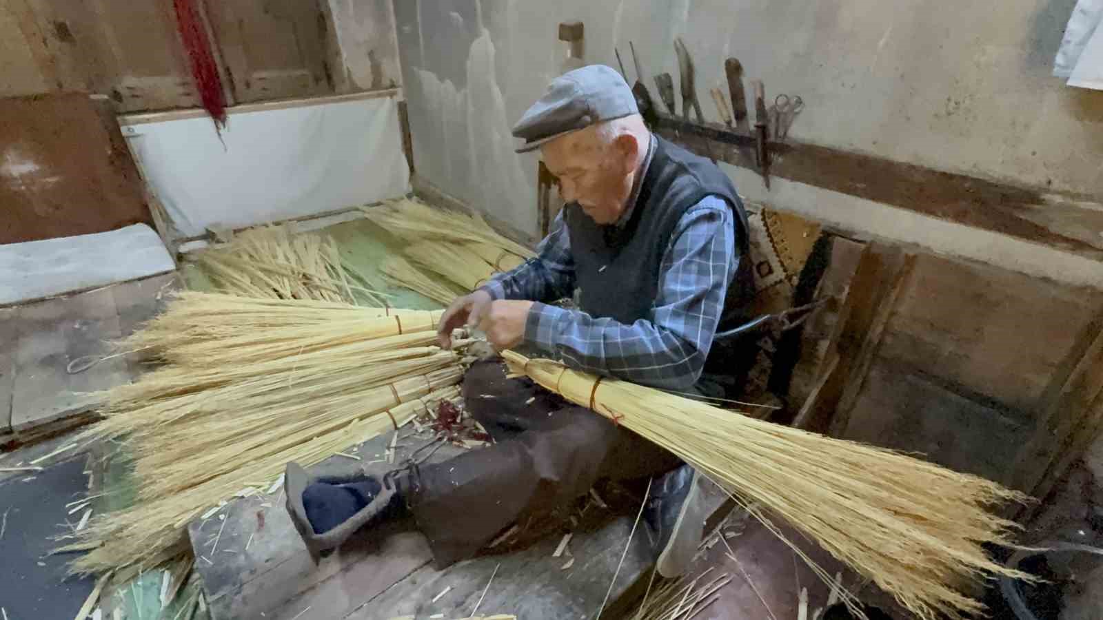 Kemal dede 60 yıldır geçimini ot süpürgeden sağlıyor