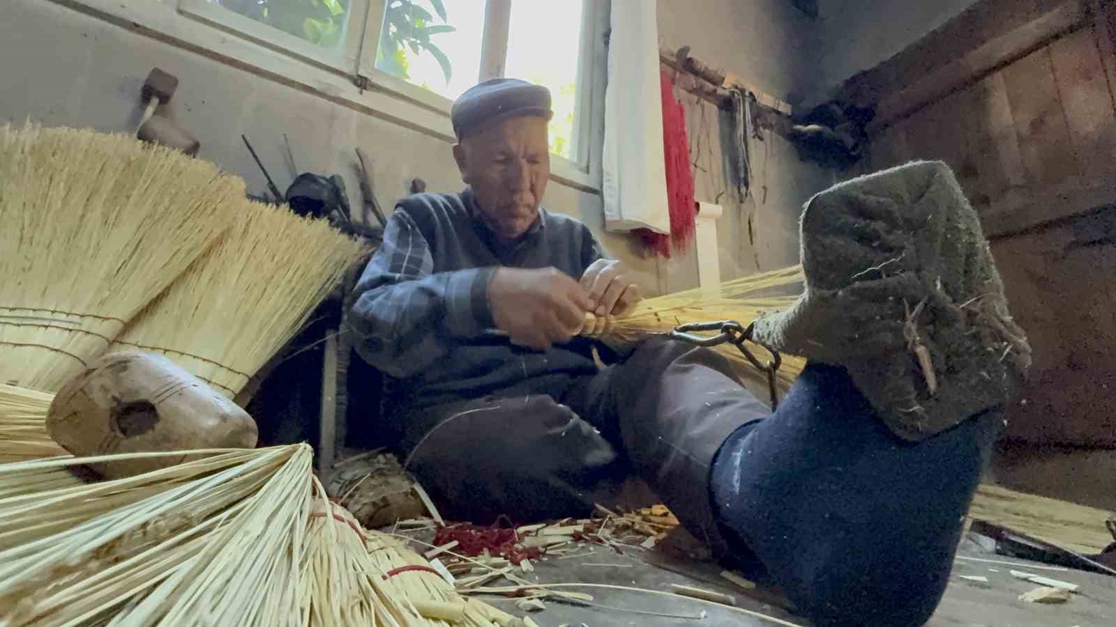 Kemal dede 60 yıldır geçimini ot süpürgeden sağlıyor