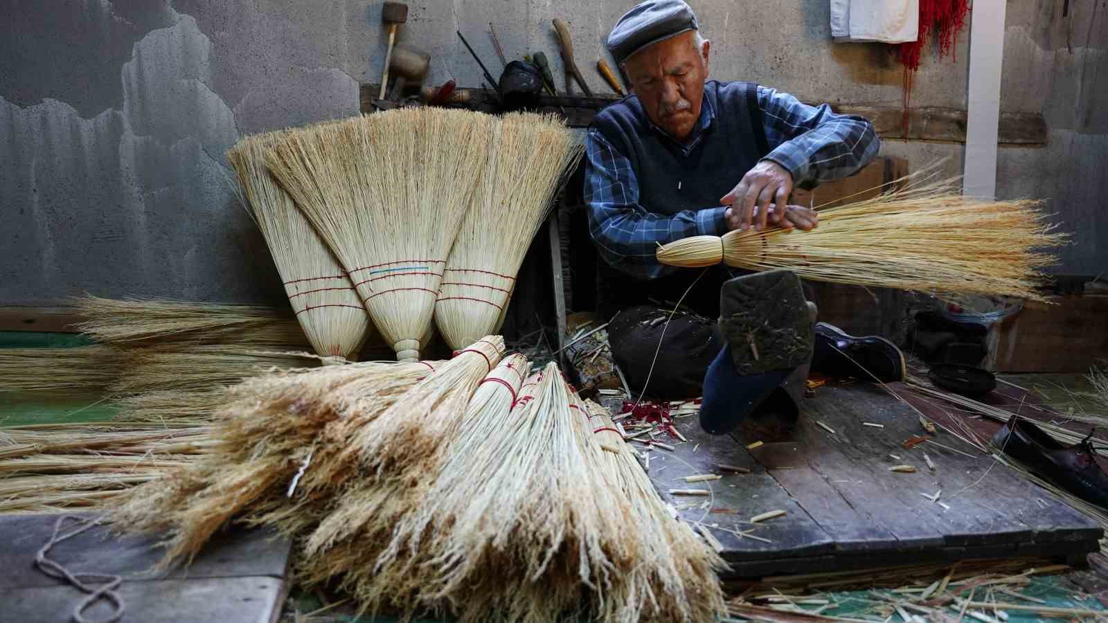 Kemal dede 60 yıldır geçimini ot süpürgeden sağlıyor