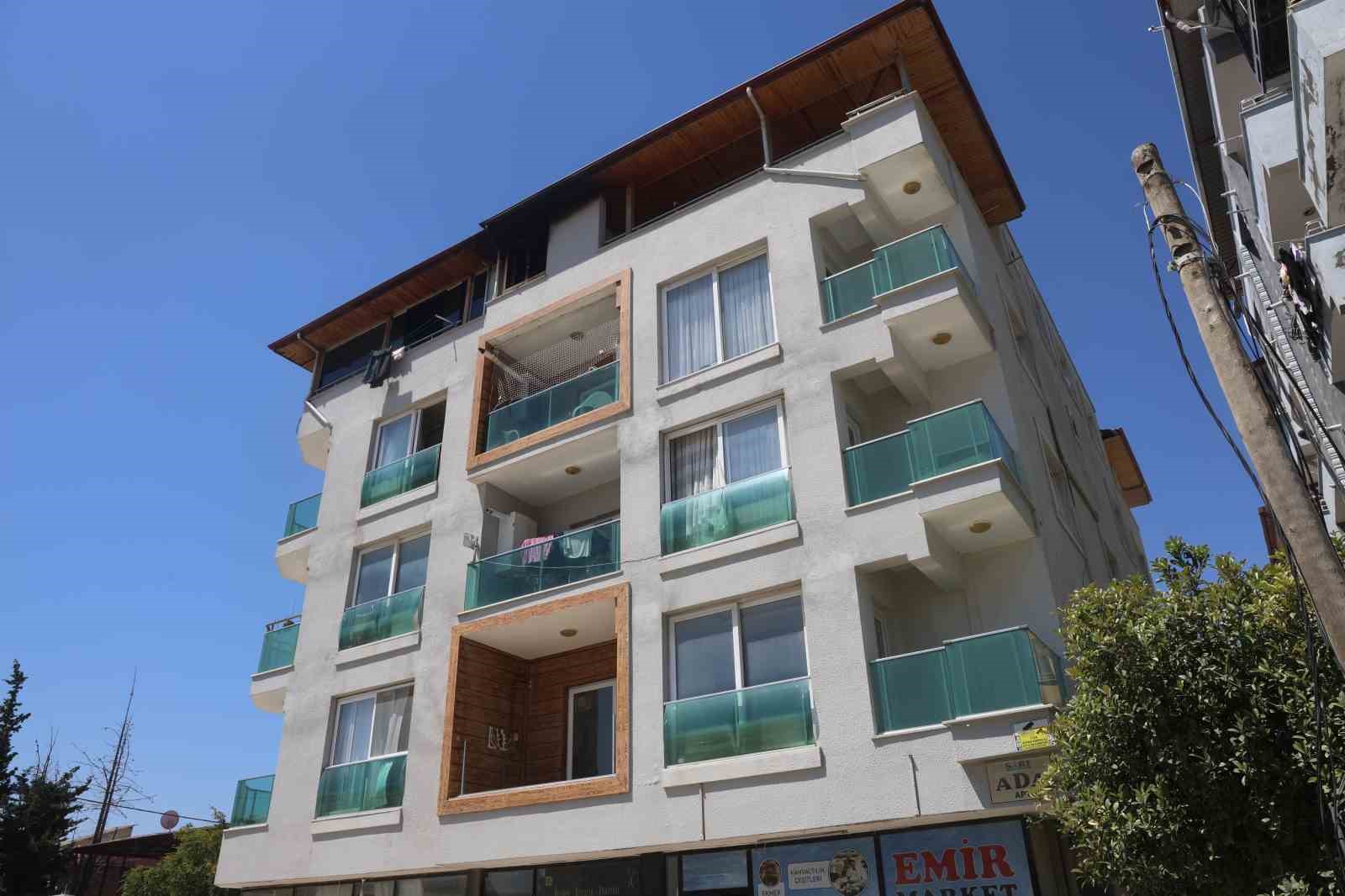 Depremde annesini, babasını ve kardeşini kaybeden adamın yuvası yangında küle döndü