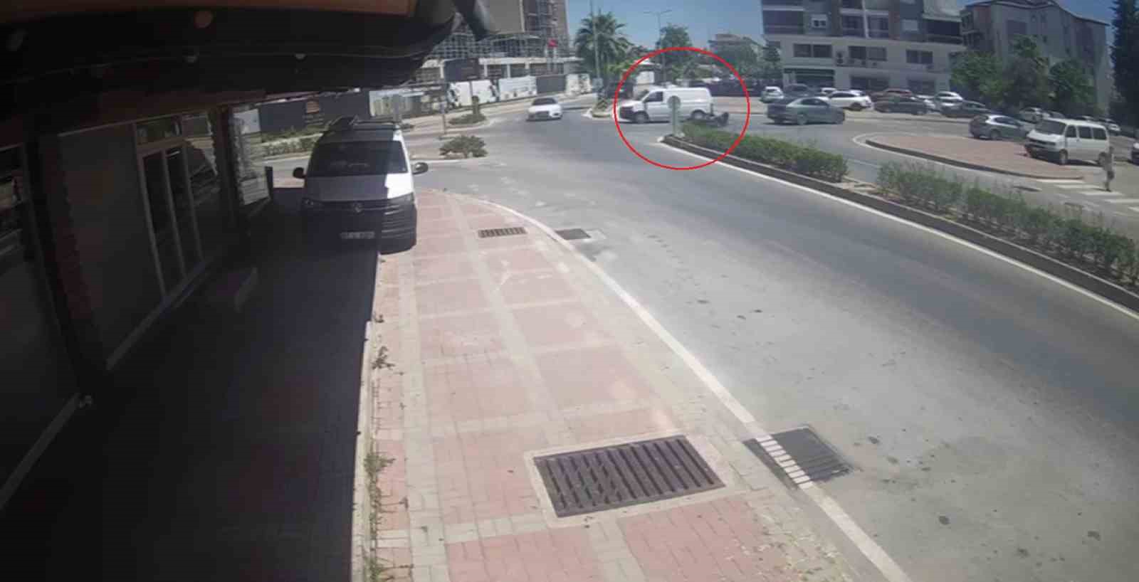 Kamyonete çarpmamak için fren yaptı, devrilen motosikletiyle sürüklenip yaralandı