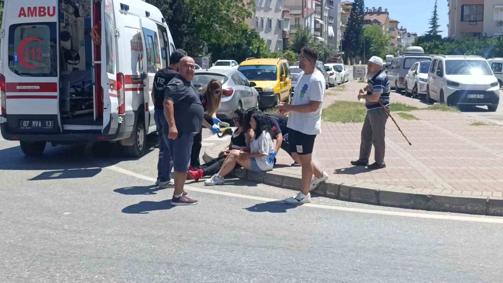 Kamyonete çarpmamak için fren yaptı, devrilen motosikletiyle sürüklenip yaralandı
