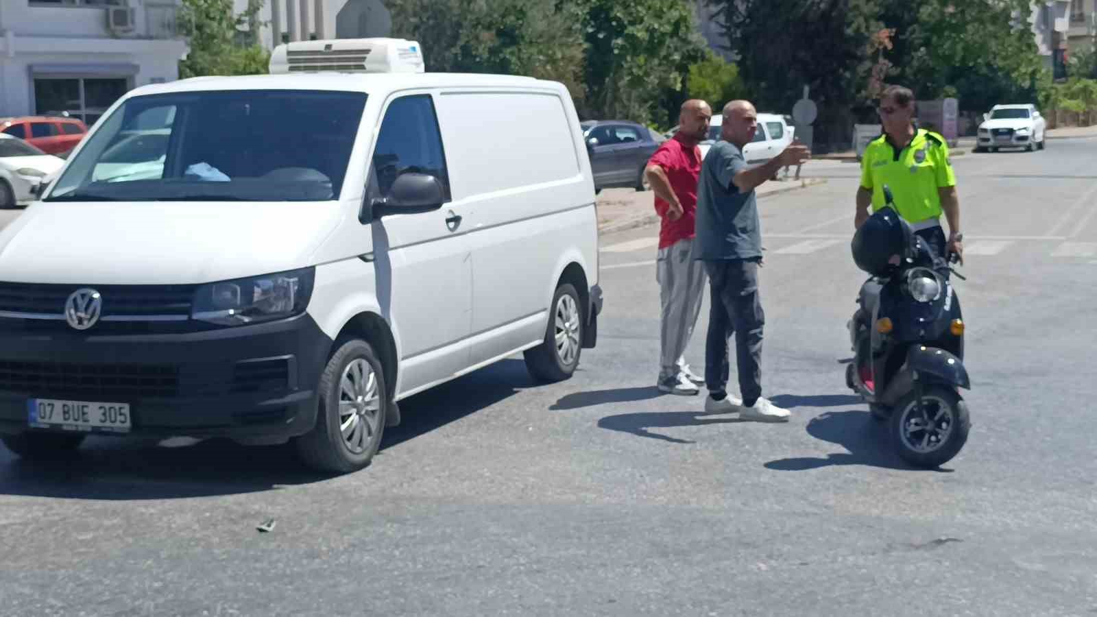 Kamyonete çarpmamak için fren yaptı, devrilen motosikletiyle sürüklenip yaralandı