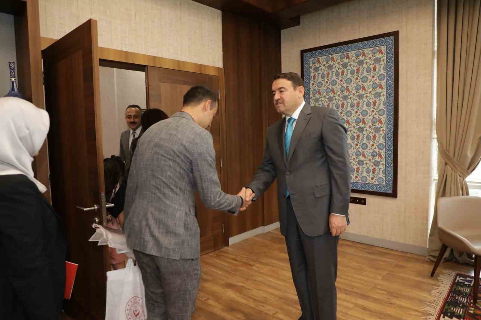 Vali Musa Işın, koruyucu aileler ve çocuklarını valilikte ağırladı